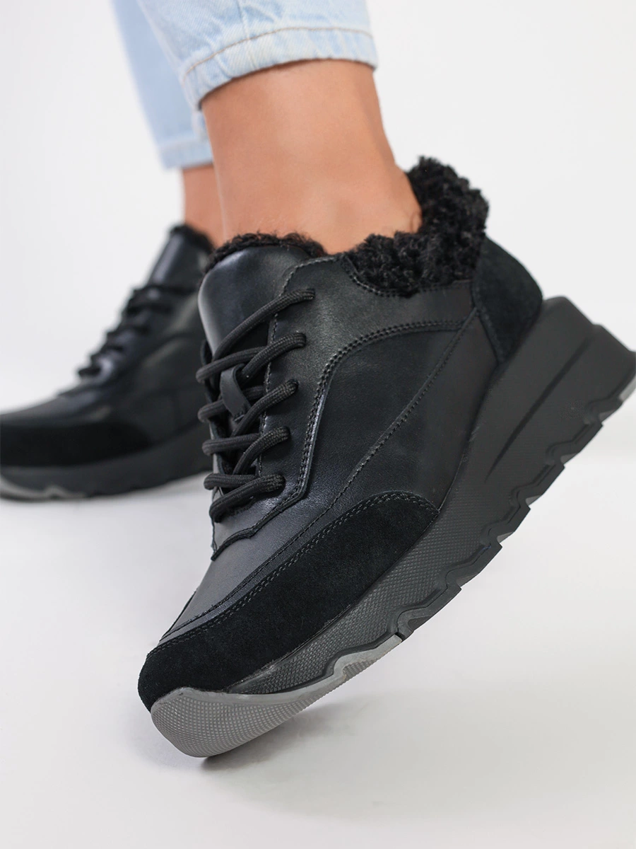 Ботинки короткие  черного цвета со шнуровкой
